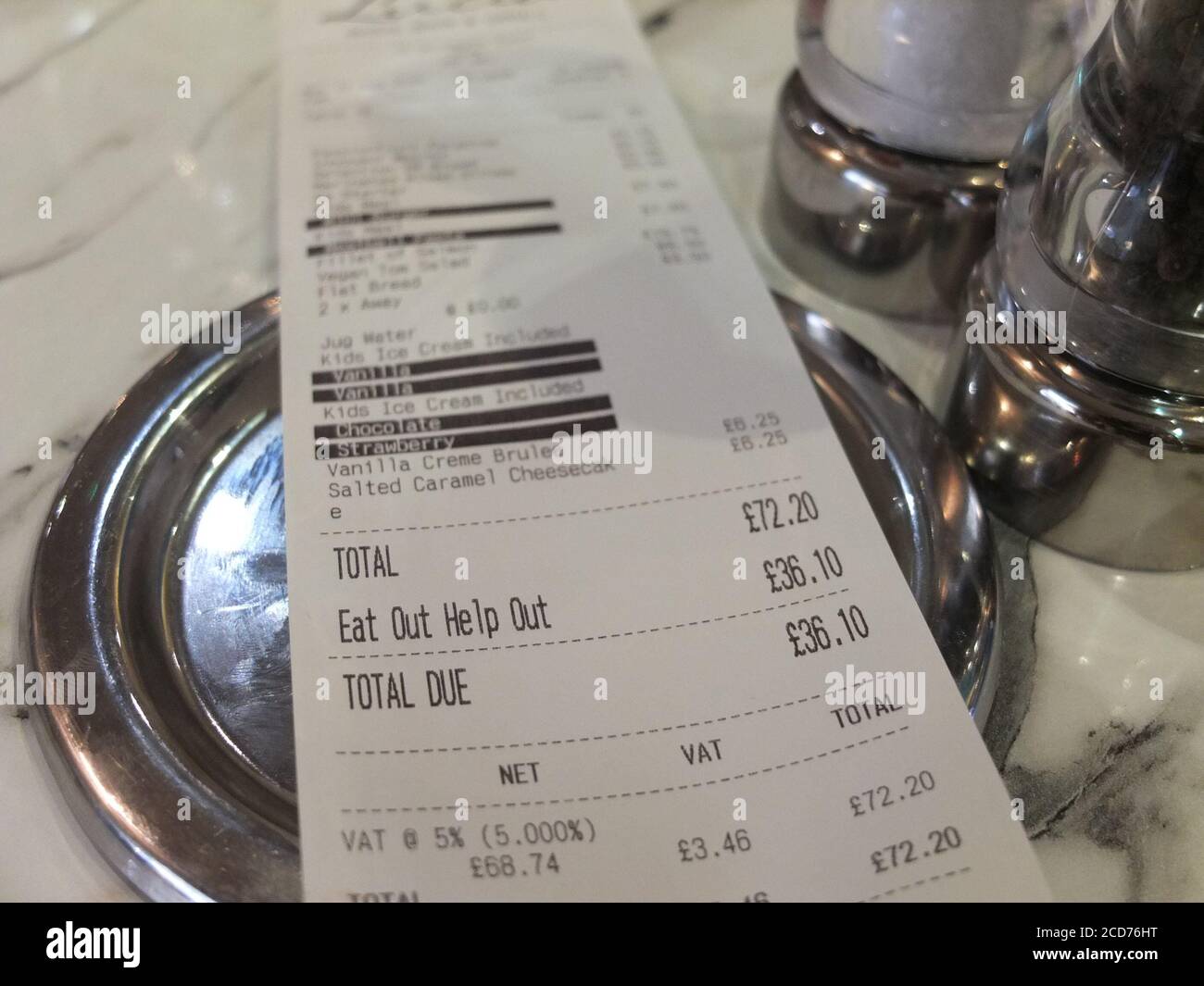 Bill in un ristorante for Eat out to Help out, il programma del governo britannico che spera di rilanciare l'economia coprendo parte del valore dei pasti fuori Foto Stock