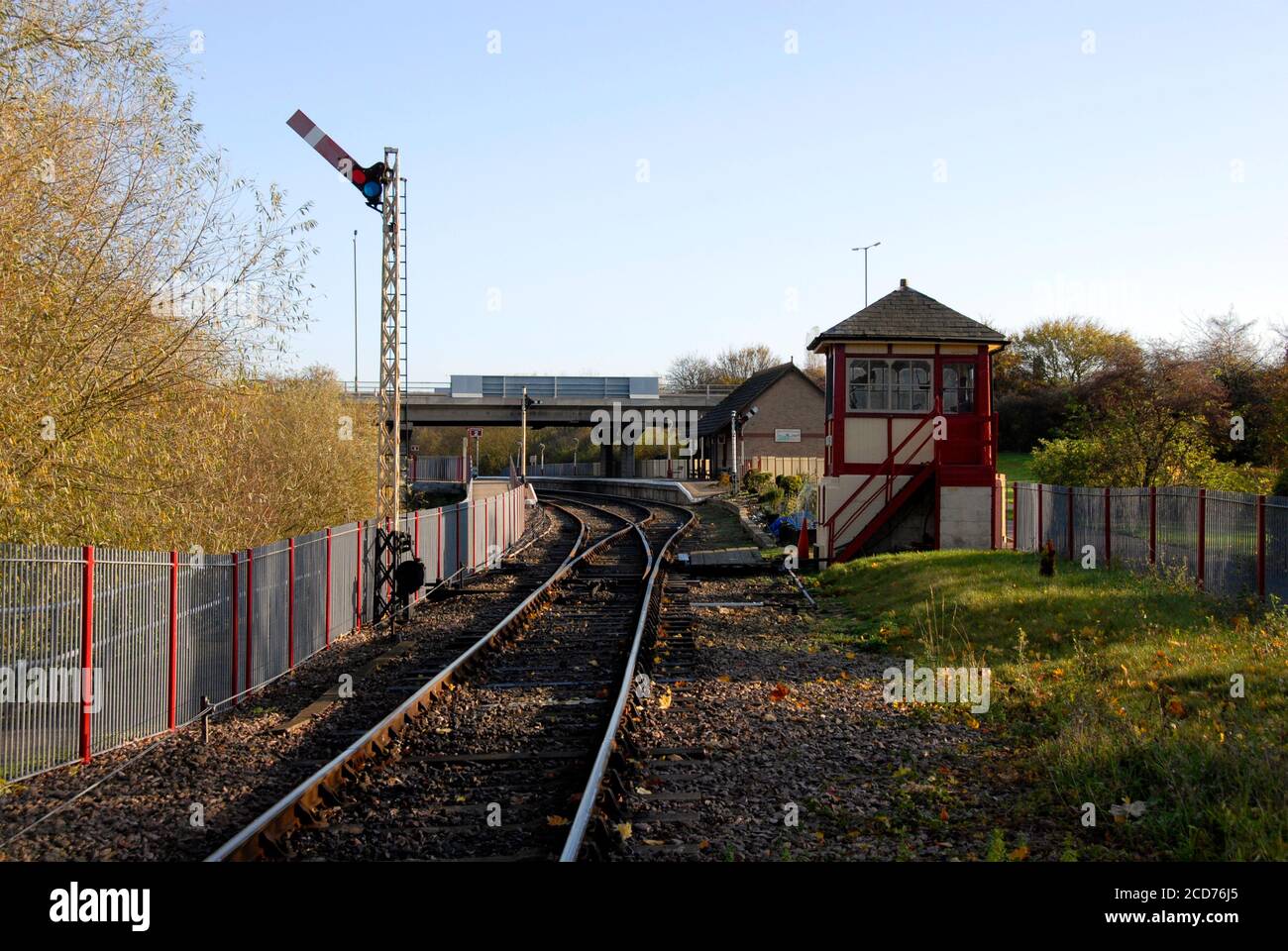 Locale, linea ferroviaria a binario singolo, diventando due alla stazione Orton Mere, sulla Nene Valley Railway, Cambridgeshire, Inghilterra Foto Stock