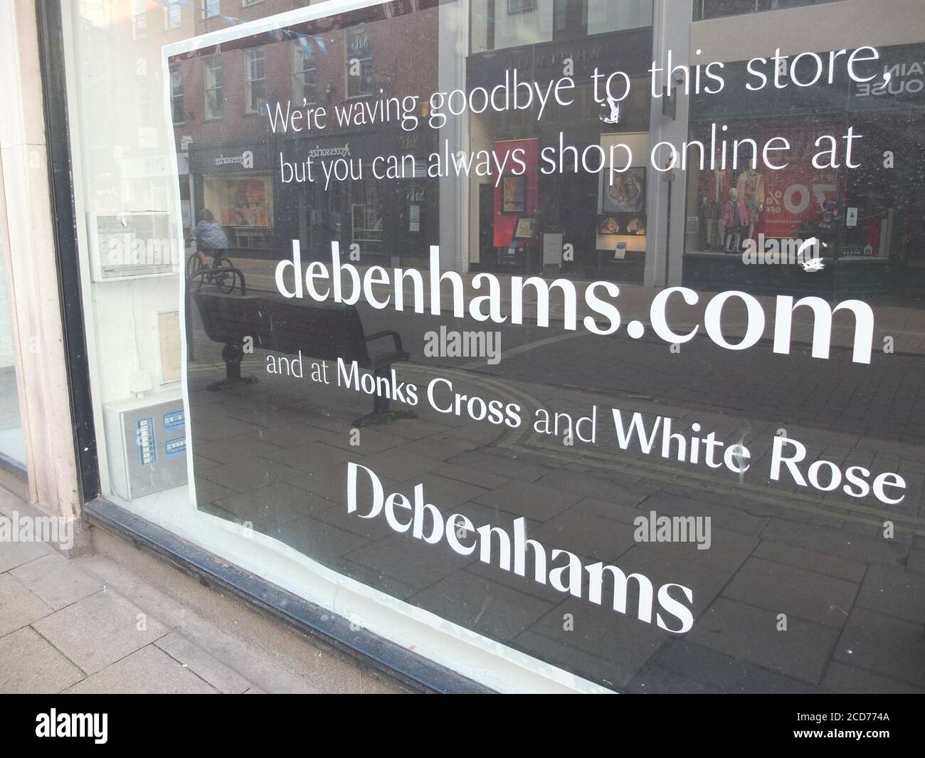 Grande segno nella finestra dell'ex negozio Debenhams su Davygate a York che dice che la filiale è chiusa. La catena di grandi magazzini del Regno Unito sta lottando Foto Stock
