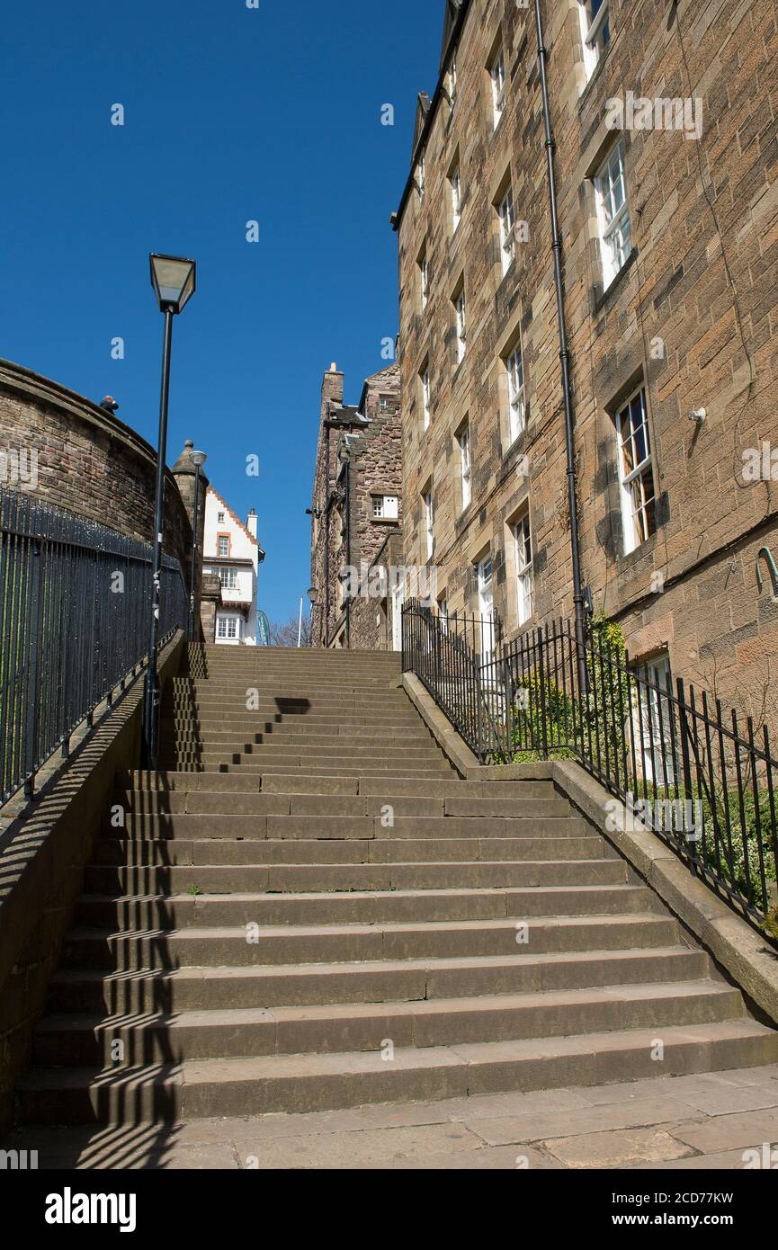 Passi di Castle Wynd North nella storica città di Edimburgo, Scozia. Foto Stock