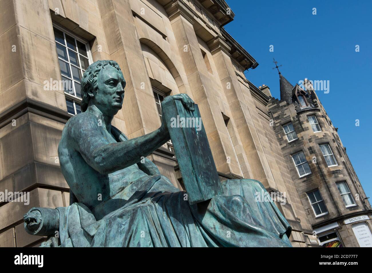 Statua di David Hume di fronte all'edificio High Court sul Royal Mile nella città di Edimburgo, Scozia. Foto Stock
