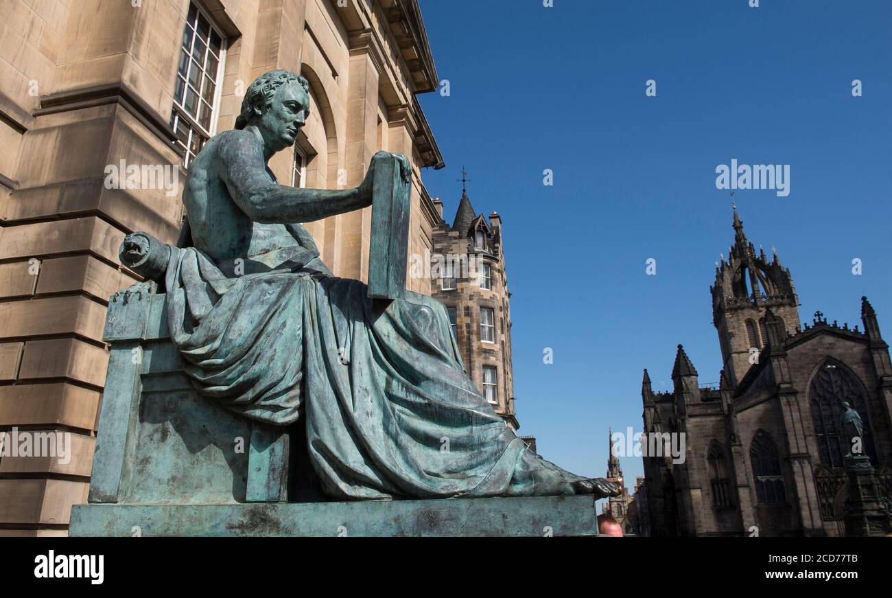 Statua di David Hume di fronte all'edificio High Court sul Royal Mile nella città di Edimburgo, Scozia. Foto Stock
