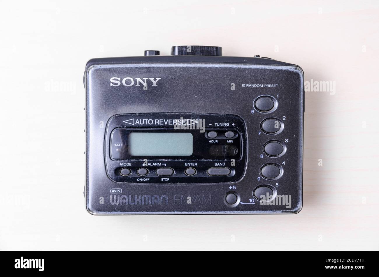 Lettore di cassette WALKMAN® Sony, audio compatto, su scrivania o tavolo in  legno, piatto, studio Foto stock - Alamy