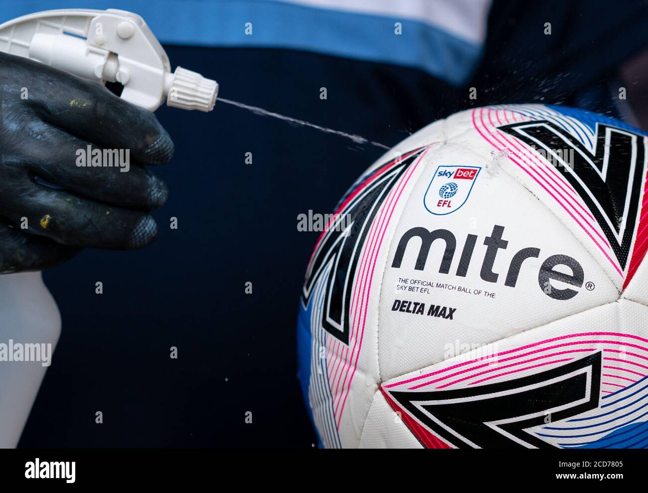 High Wycombe, Regno Unito. 25 Agosto 2020. 20/21 EFL Mitre Delta Max football è sanitizzato durante la partita pre-stagione 2020/21 tra Wycombe Wanderers e West Ham United ad Adams Park, High Wycombe, Inghilterra, il 25 agosto 2020. Foto di Andy Rowland. Credit: Prime Media Images/Alamy Live News Foto Stock