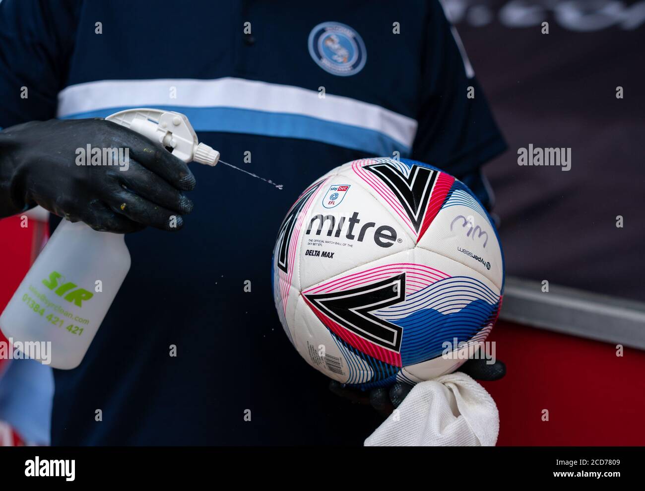 High Wycombe, Regno Unito. 25 Agosto 2020. 20/21 EFL Mitre Delta Max football è sanitizzato durante la partita pre-stagione 2020/21 tra Wycombe Wanderers e West Ham United ad Adams Park, High Wycombe, Inghilterra, il 25 agosto 2020. Foto di Andy Rowland. Credit: Prime Media Images/Alamy Live News Foto Stock