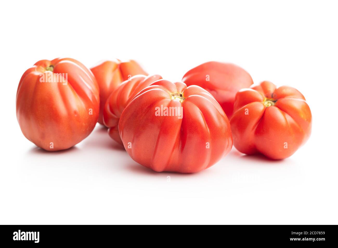 Pomodori di bistecca rossi isolati sul dorso bianco. Foto Stock