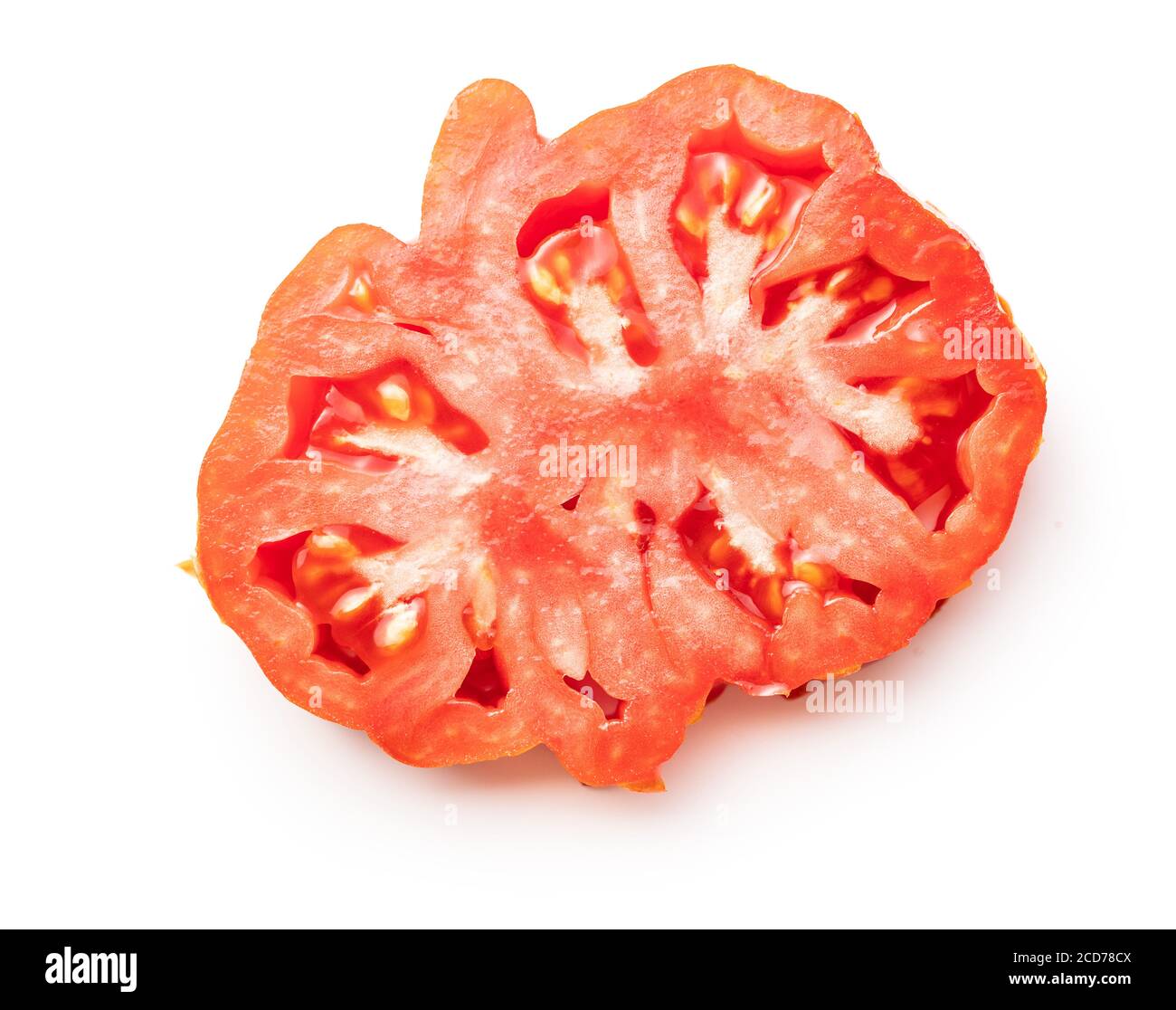 Pomodori di bistecca rossi a fette isolati sul dorso bianco. Foto Stock