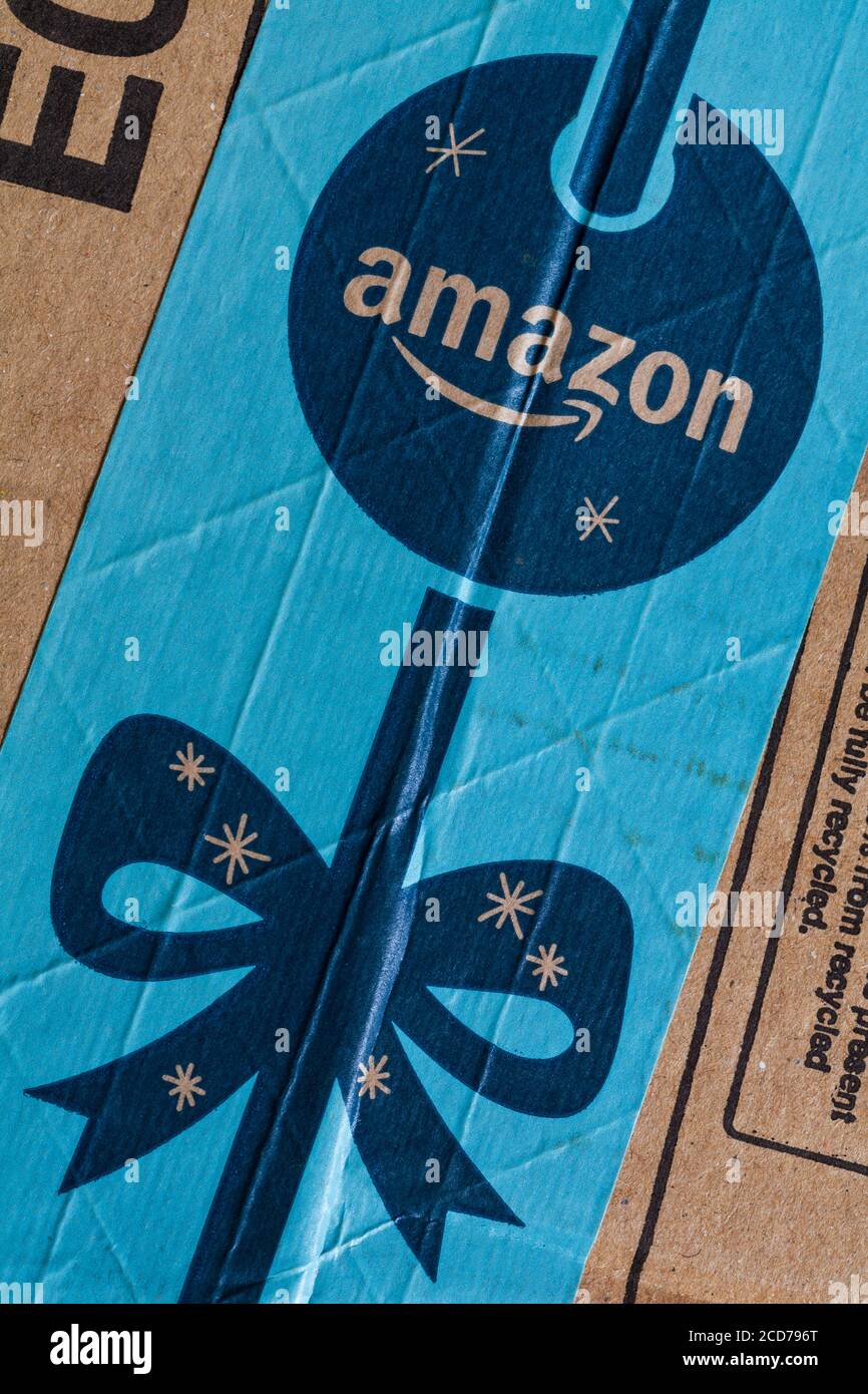 Amazon Natale nastro sul pacchetto di pacchi primo piano Foto Stock