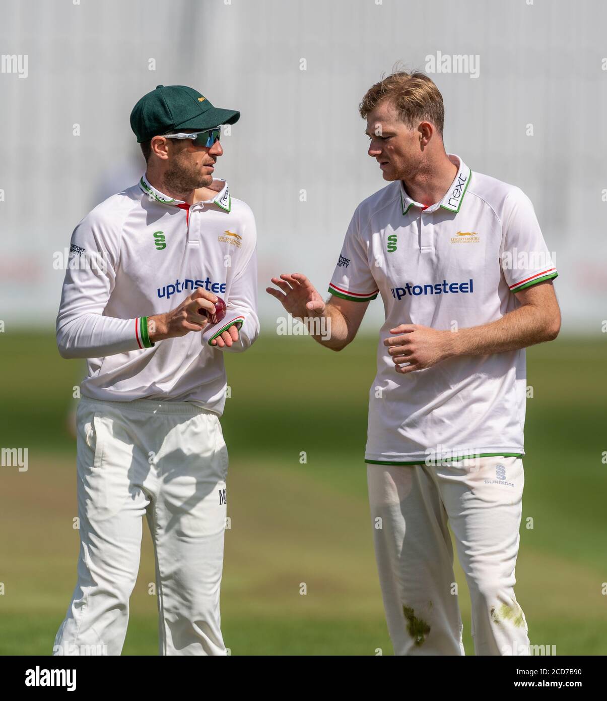 Colin Ackermann (a sinistra), capitano del Leicestershire, in discussione con il bowler Tom Taylor durante una partita del Bob Willis Trophy contro il Nottinghamshire. Foto Stock