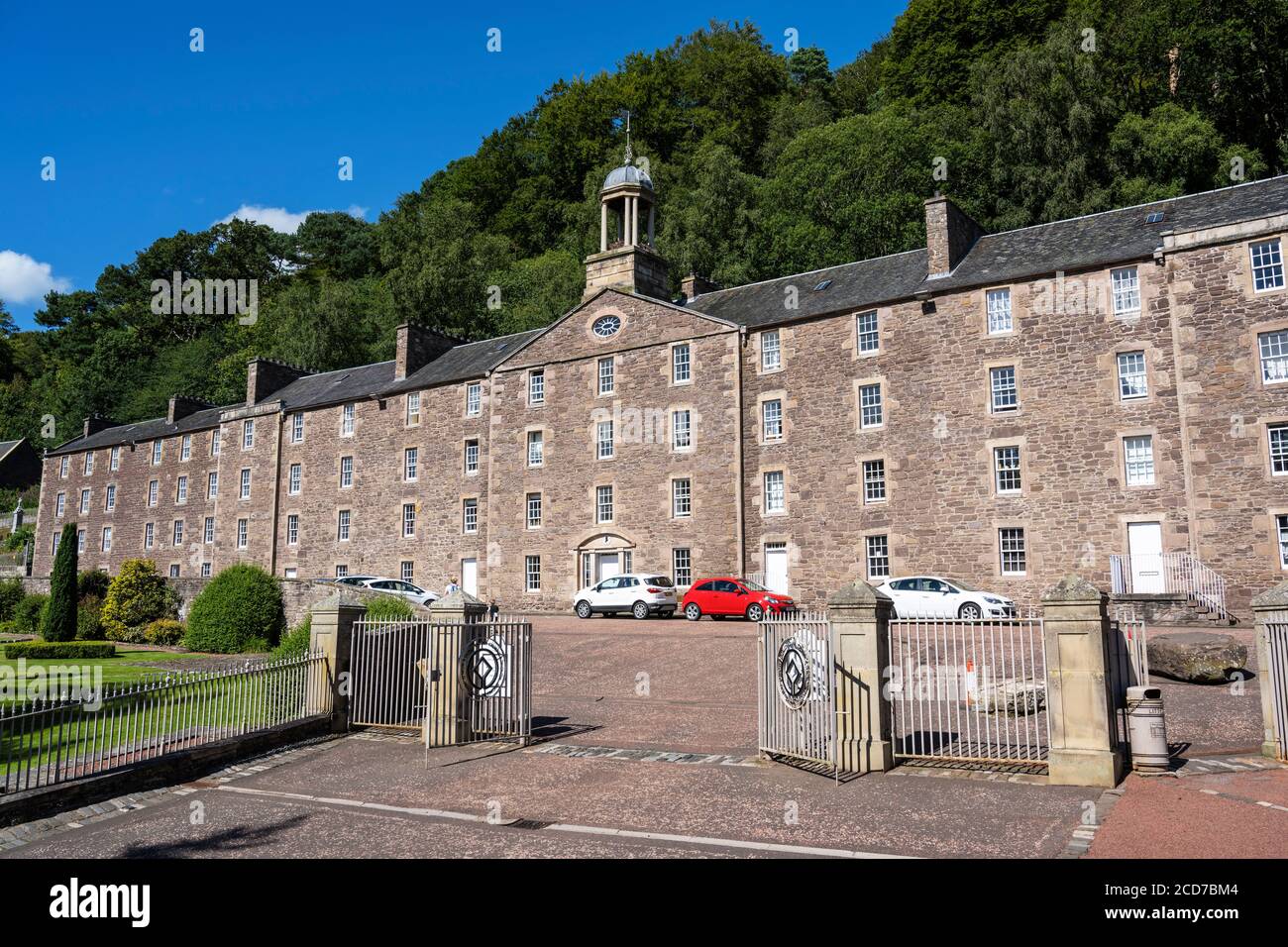 Millworkers’ Houses vista attraverso il cancello d’ingresso del sito patrimonio dell’umanità di New Lanark, New Lanark, Lanarkshire, Scozia, Regno Unito Foto Stock