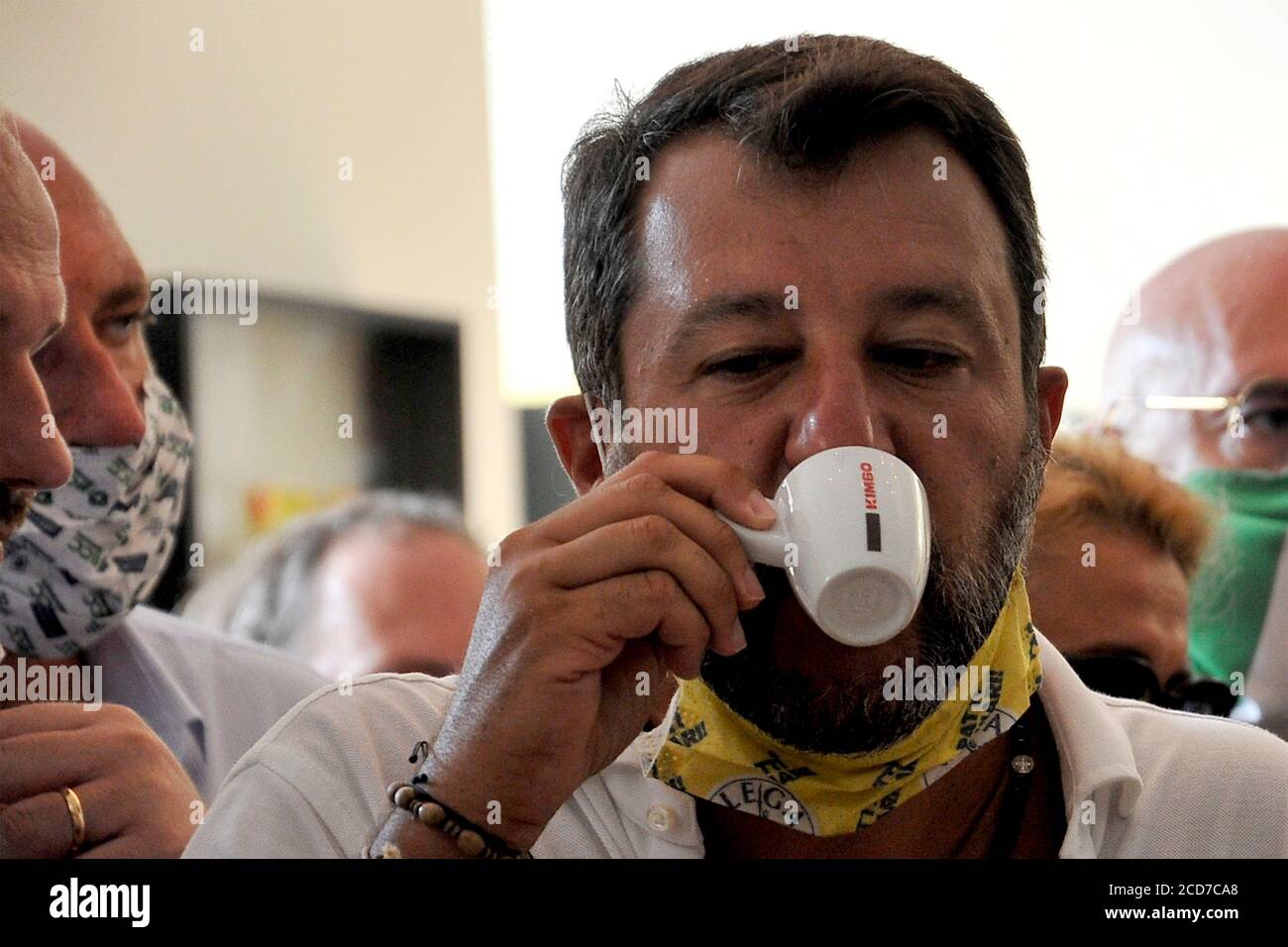 Caserta (CE), Campania, Italia 27 agosto 2020. Il Ministro Matteo Salvini beve un caffè durante una breve visita nella città di Caserta (CE), per incontrare i suoi sostenitori prima delle elezioni regionali che si terranno a metà settembre. Credit: Vincenzo izzo / Alamy Live News Foto Stock