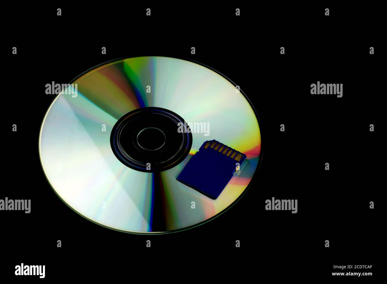 Compact Disc e scheda di memoria isolati su sfondo nero Foto Stock