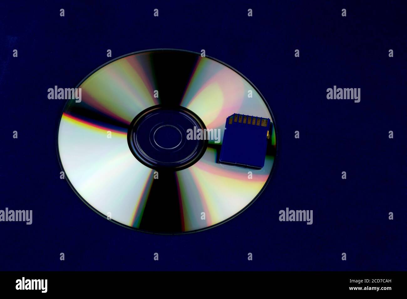 Compact Disc e scheda di memoria isolati su sfondo blu Foto Stock