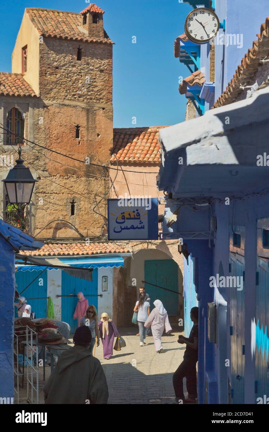 Chefchaouen, Marocco. Scena tipica nella Medina. Foto Stock