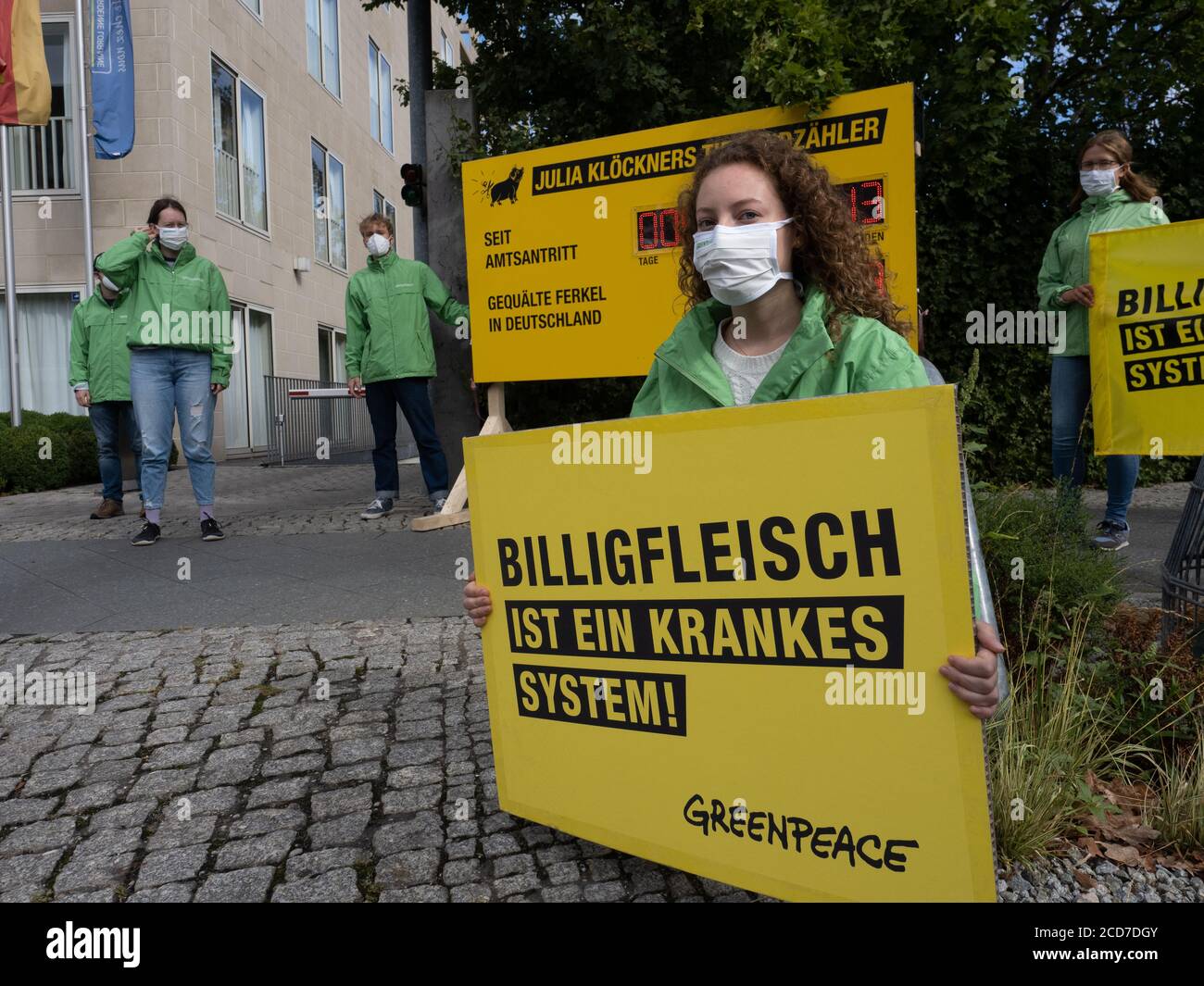 Berlino, Germania. 27 Agosto 2020. Attivisti dell'organizzazione per la protezione dell'ambiente e degli animali Greenpeace manifestano contro la carne a buon mercato di fronte alla rappresentanza dello stato della Saarland. L'occasione per l'azione è l'incontro dei ministri dell'agricoltura nella rappresentanza dello Stato. Credit: Paul Zinken/dpa-Zentralbild/dpa/Alamy Live News Foto Stock