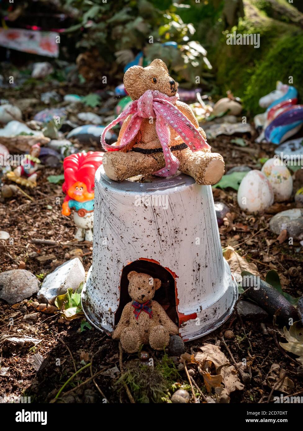 Orsi Teddy in una casa di plastica nella foresta Foto Stock