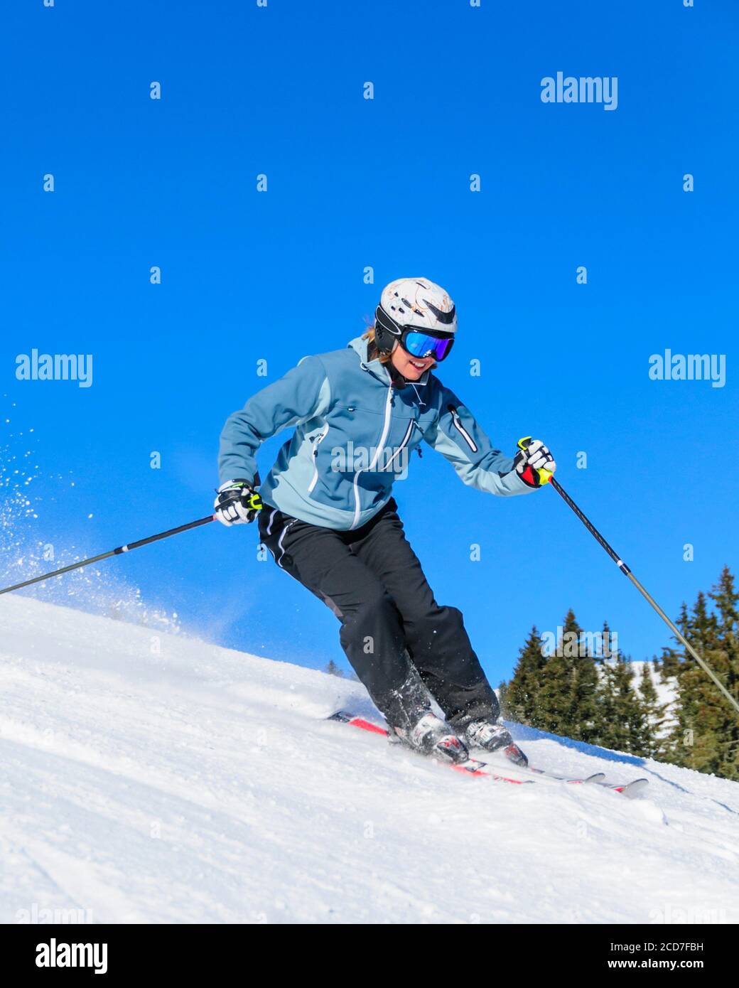 Sci alpino sportivo in una giornata di sole Foto Stock