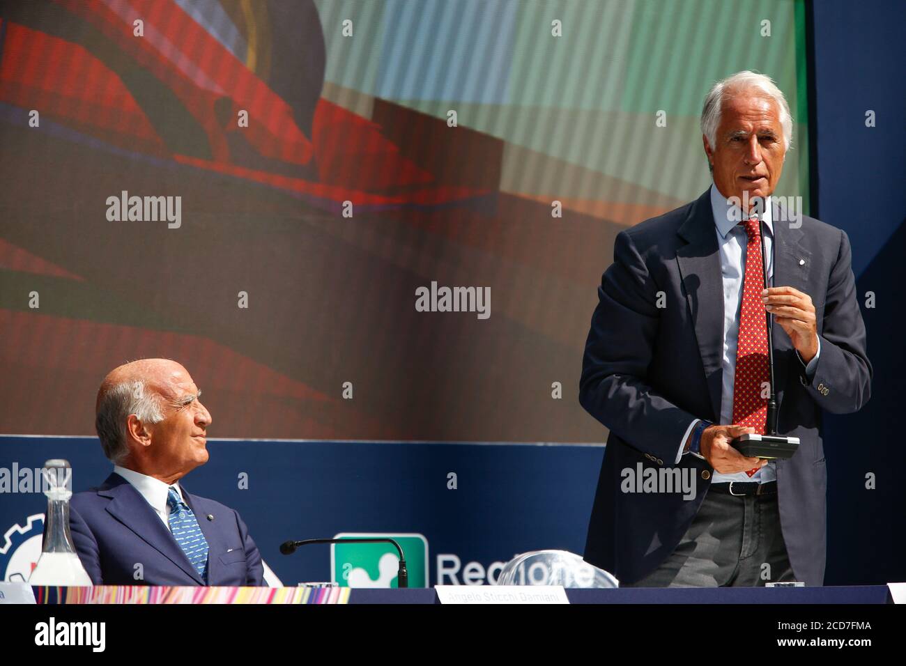 Piazza Città di Lombardia, Milano, Italia, 27 agosto 2020, Giovanni Malago, Presidente del Comitato Olimpico Nazionale Italiano (coni) e membro del Comitato Olimpico Internazionale con Angelo Sticchi Damiani, Presidente dell'ACI (Automobile Club Italia) in occasione del Gran Premio d'Italia di F1 Heineken Conferenza stampa, Campionato di Formula 1 - Credit: LM/Francesco Scaccianoce/Alamy Live News Foto Stock