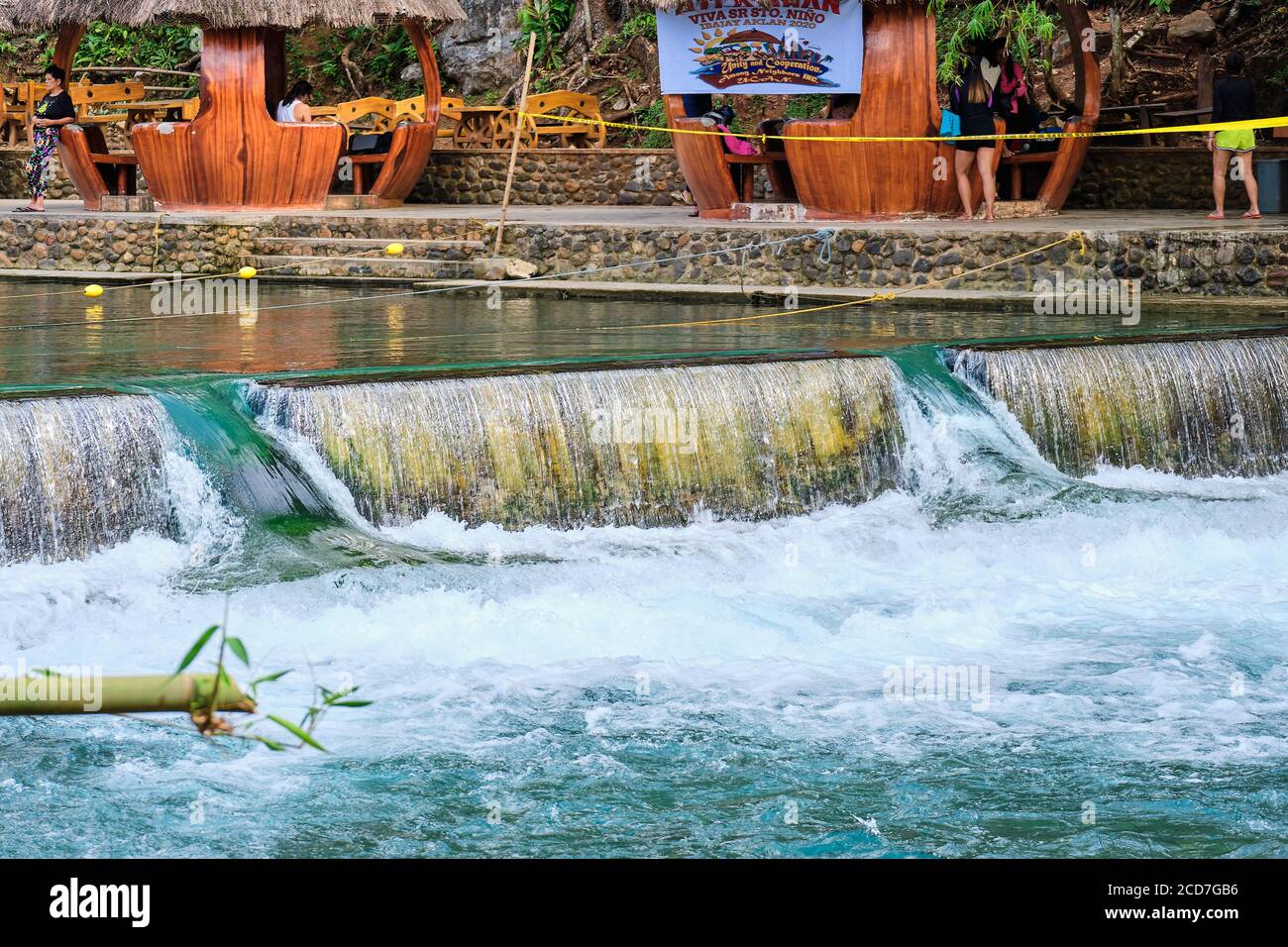 Panay, Filippine - Jan 23, 2020: Malumpati Cold Spring Campground con serbatoi e attrazioni d'acqua. Un luogo di riposo su un fiume di montagna. Foto Stock