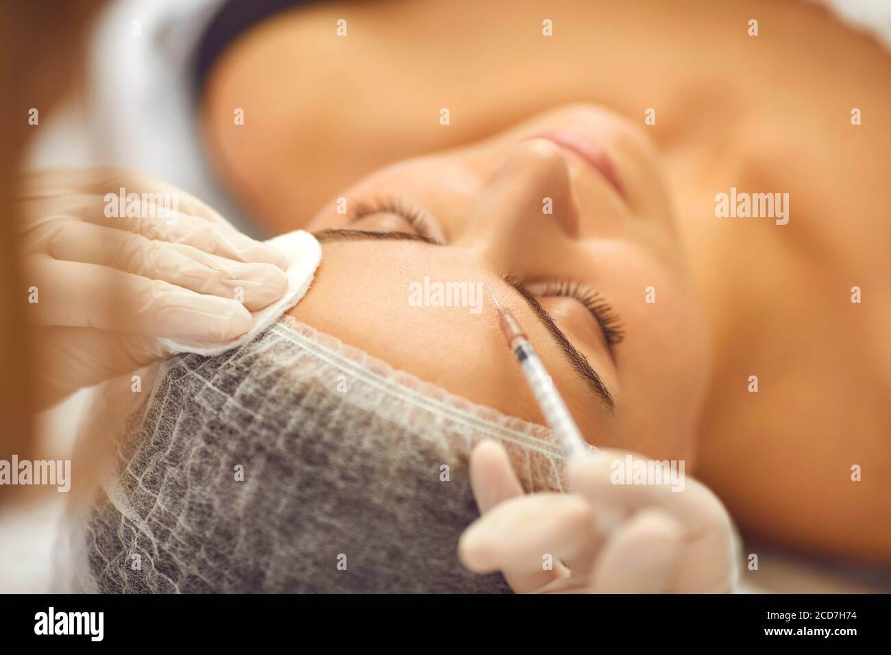 Iniezione di bellezza. Cosmetologia e cura professionale della pelle. Donna in salone di bellezza. Ambulatorio di chirurgia plastica. Foto Stock
