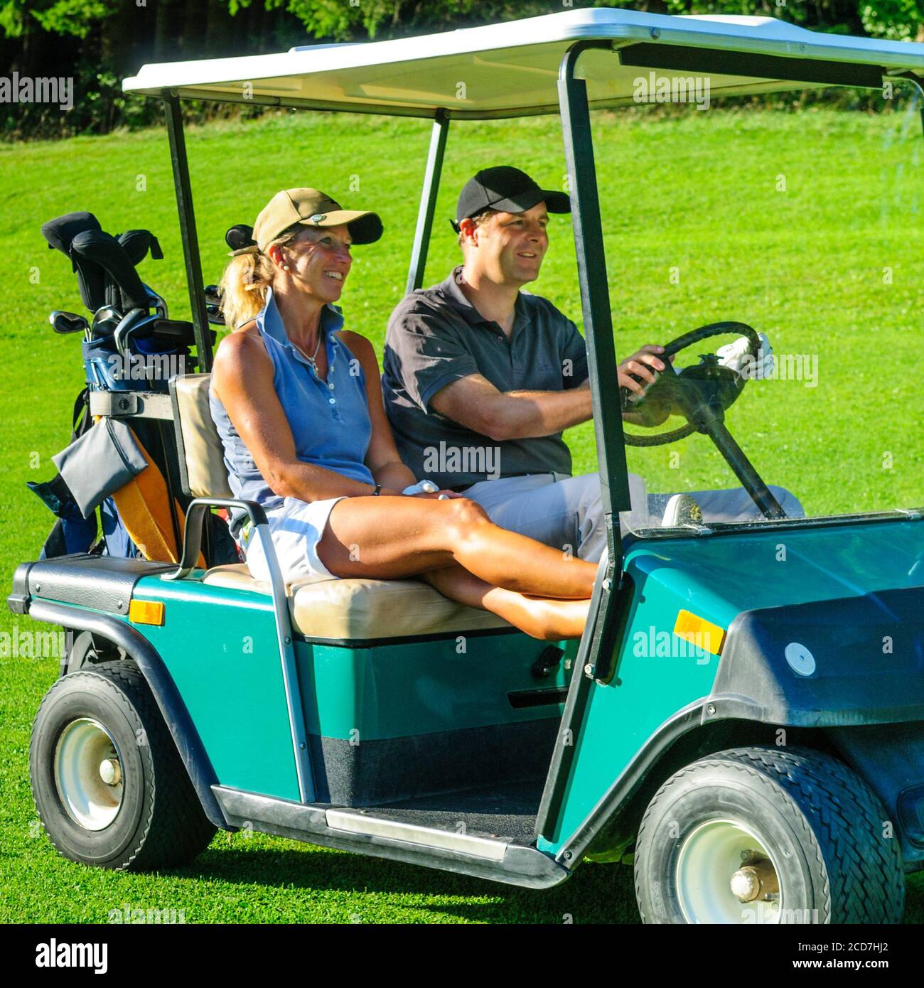 L uomo e la donna a giocare a golf su un bellissimo parco corso in una giornata di sole in estate Foto Stock