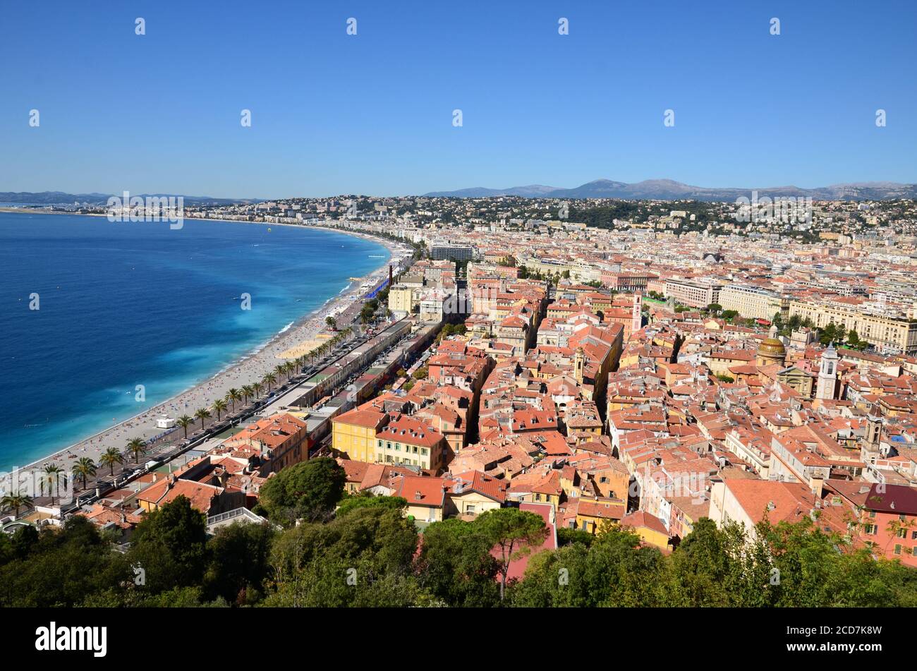Francia, costa azzurra, Nizza città, la città di carnevale vista dalla collina del castello offre un magnifico panorama sulla baia degli Angeli e la città vecchia. Foto Stock