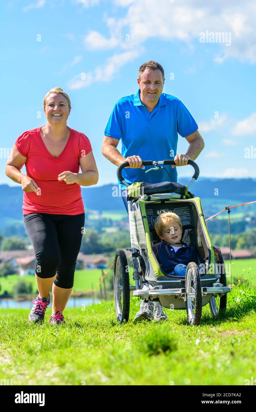 Famiglia sportiva che fa una sessione di jogging in un bellissimo paesaggio Foto Stock