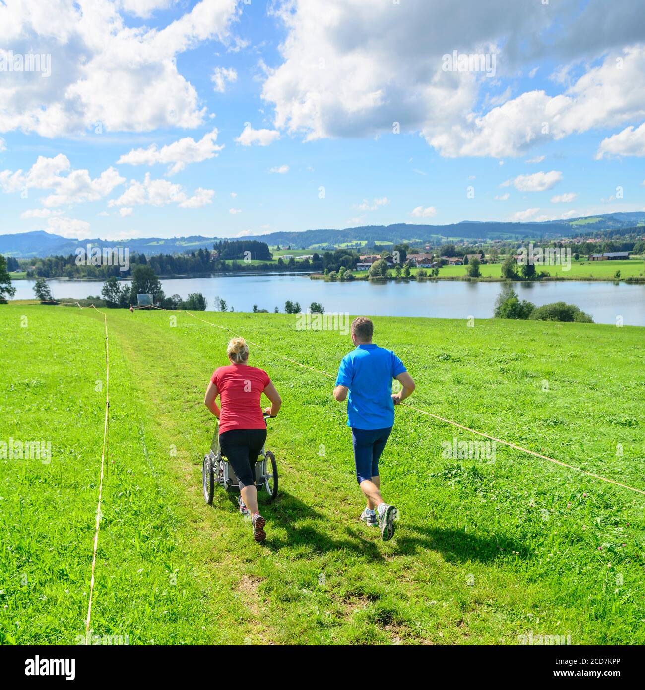 Famiglia sportiva che fa una sessione di jogging in un bellissimo paesaggio Foto Stock