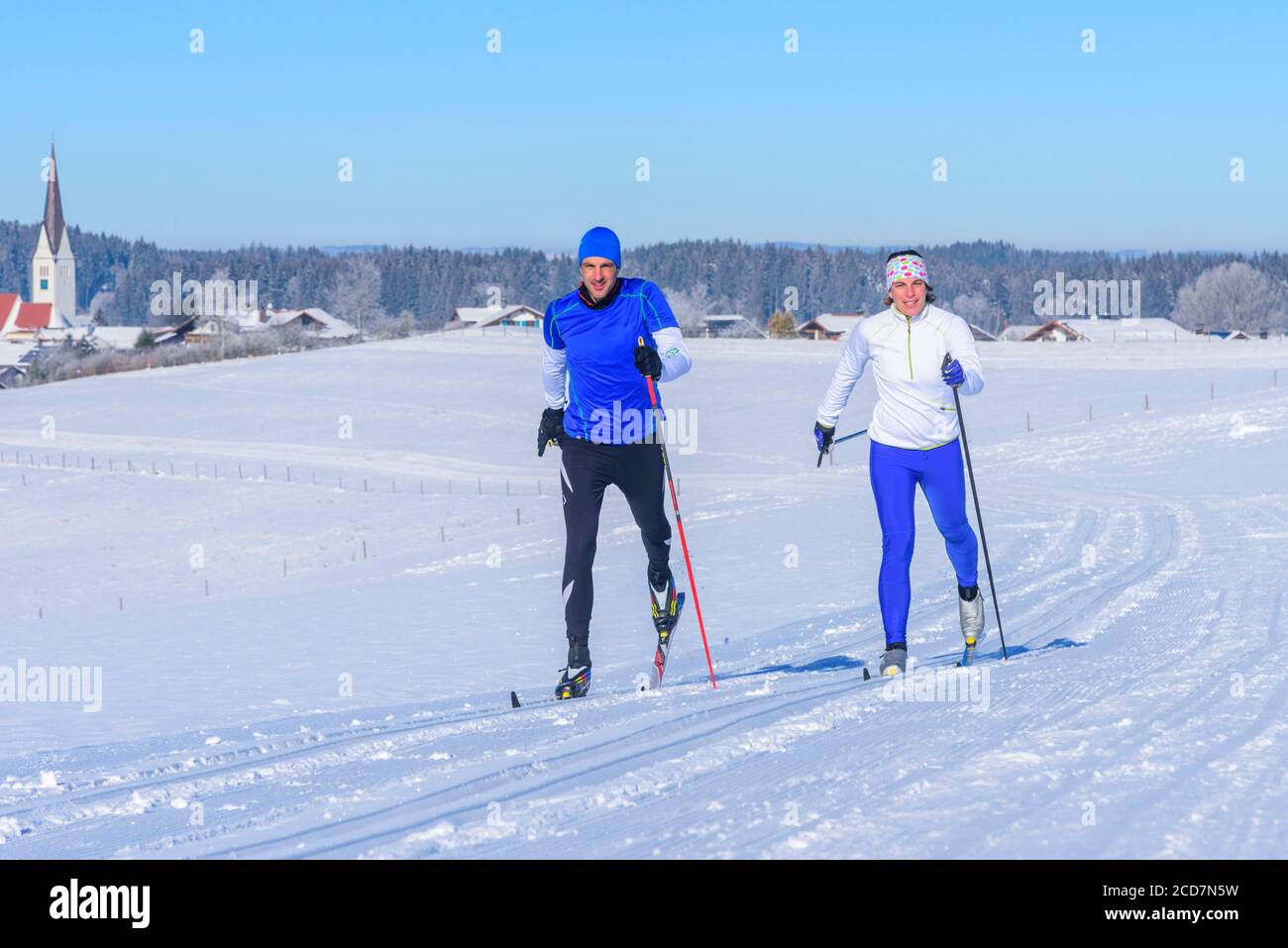 Condizioni perfette per lo sci di fondo nella natura invernale della regione di Allgäu Foto Stock