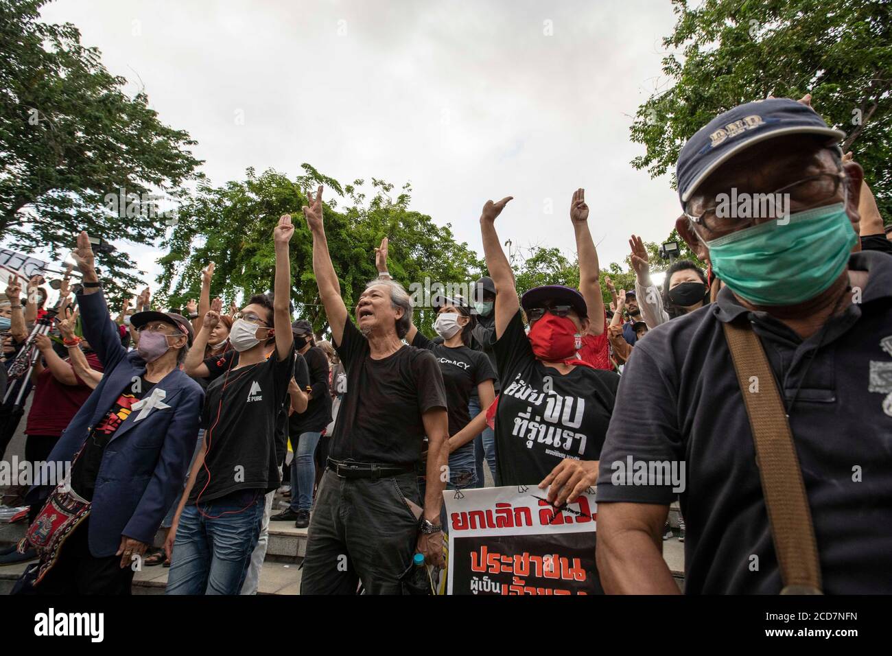 Bangkok, Bangkok, Thailandia. 27 Agosto 2020. Diverse centinaia di manifestanti anti anti-governativi hanno organizzato una dimostrazione e durante la notte si siedono al memoriale del 14 ottobre di Bangkok nello storico quartiere di Rattanakosin. Numerosi oratori e diversi leader del movimento di protesta erano presenti, e diversi membri del gruppo politico Rap contro la dittatura hip hop ha organizzato una performance. Credit: Adryel Talamantes/ZUMA Wire/Alamy Live News Foto Stock