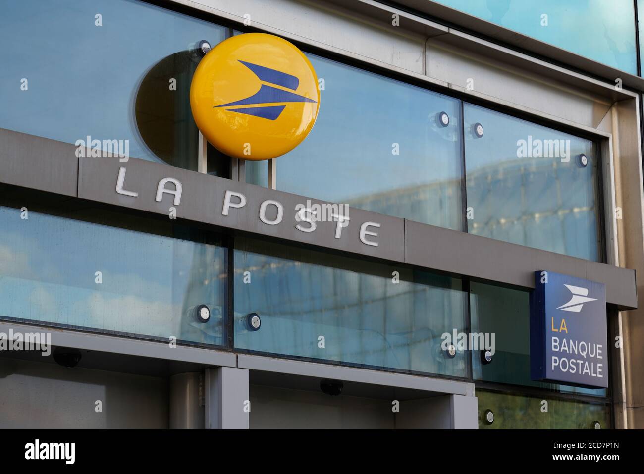 Bordeaux , Aquitaine / Francia - 08 20 2020 : la poste e Banque postale logo e testo segno di fronte al negozio posta francese e banca Foto Stock