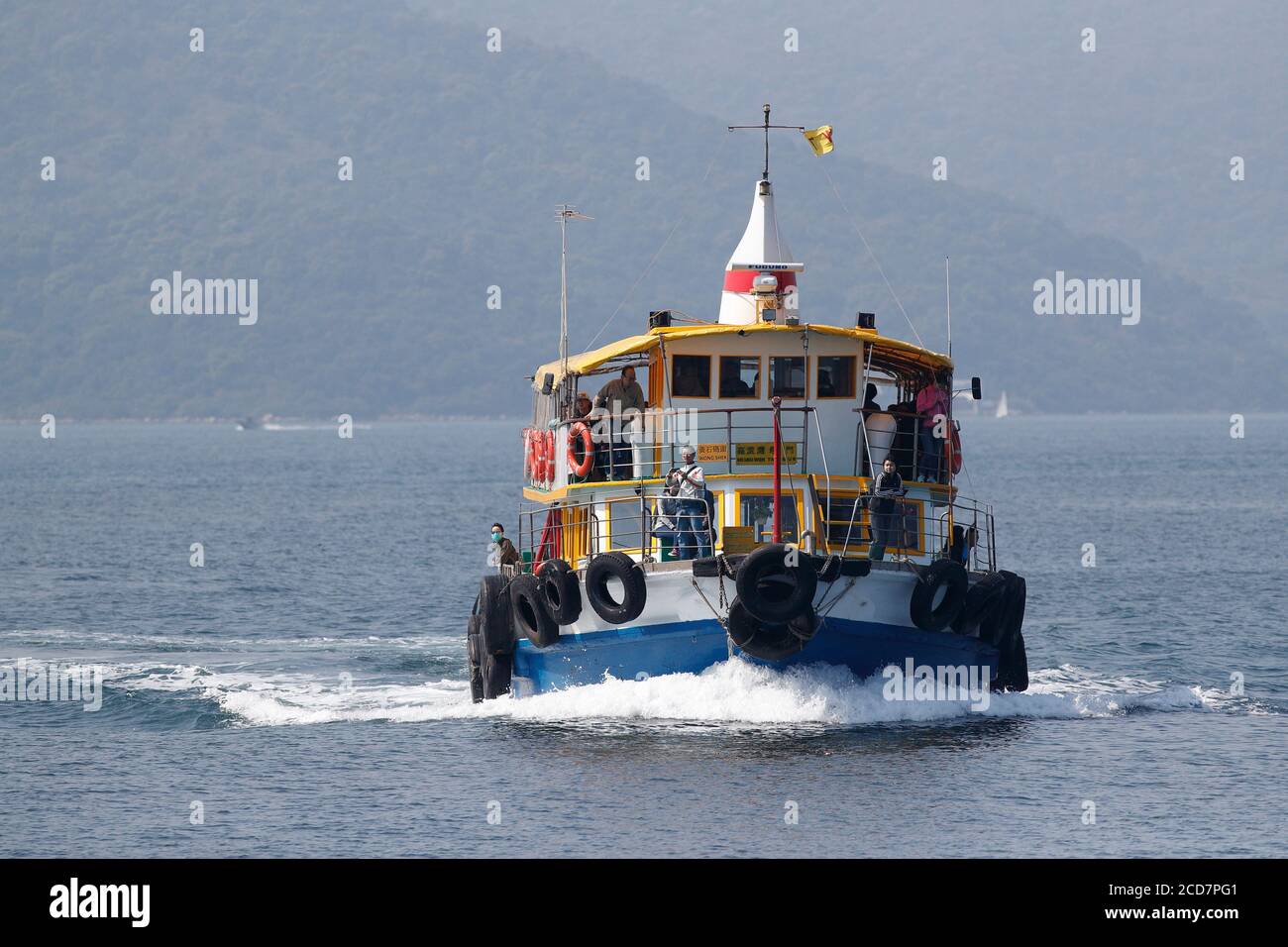 Traghetto dal molo di Wong Shek in avvicinamento a Tap Mun, isola a nord-est di Hong Kong, 2 aprile 2017 Foto Stock