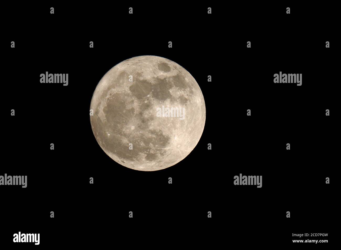 Luna piena, tardo autunno, tratta da Tsim bei Tsui, Hong Kong 14 novembre 2016 Foto Stock