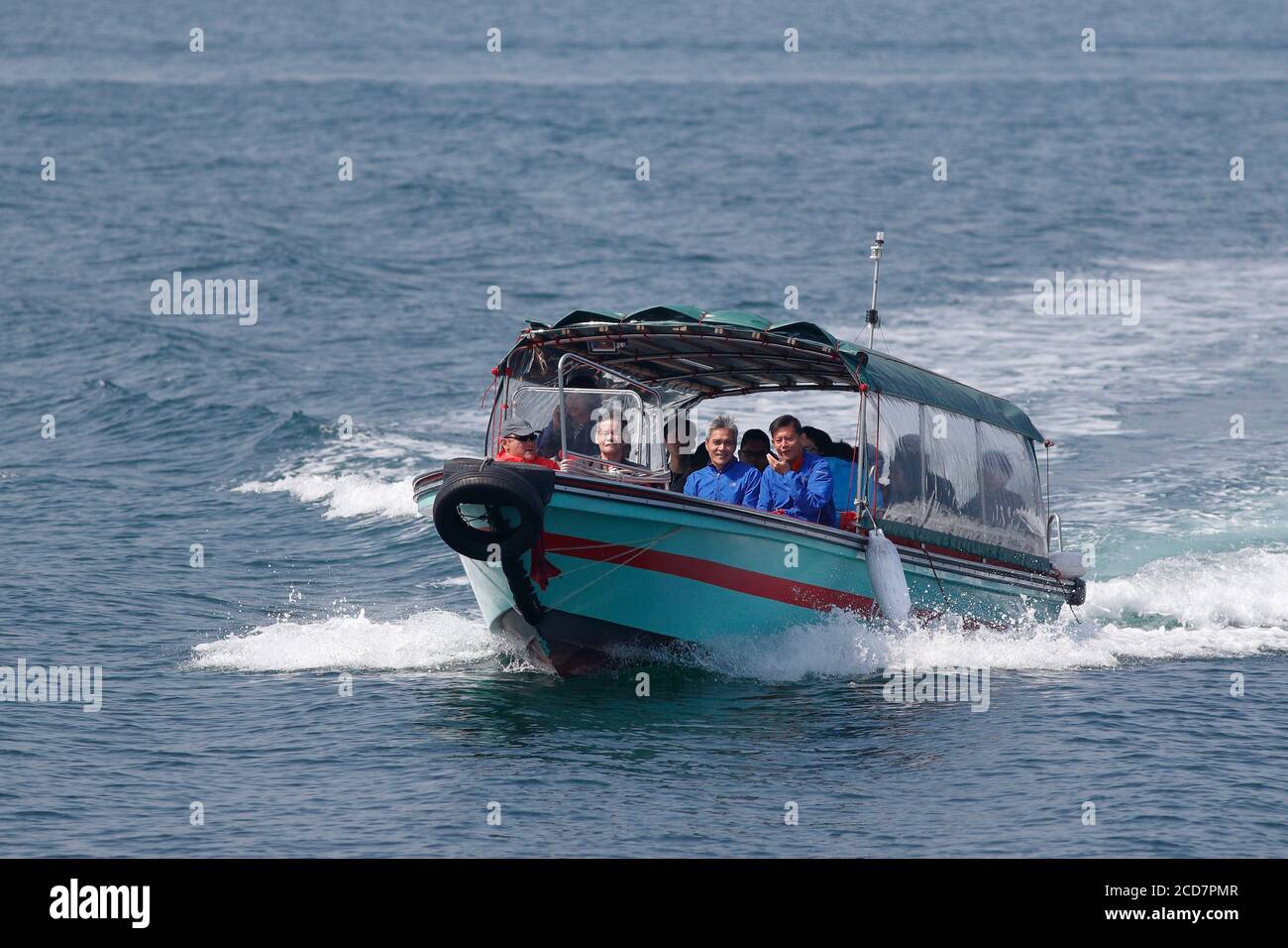 Traghetto in motoscafo a Tap Mun, Porto di Tolo, a nord-est di Hong Kong, 2 aprile 2017 Foto Stock