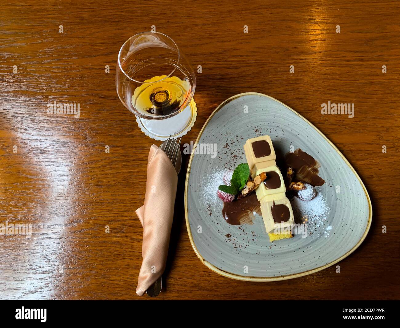 Design moderno di un tiramisù e bicchiere di brandy. Foto Stock