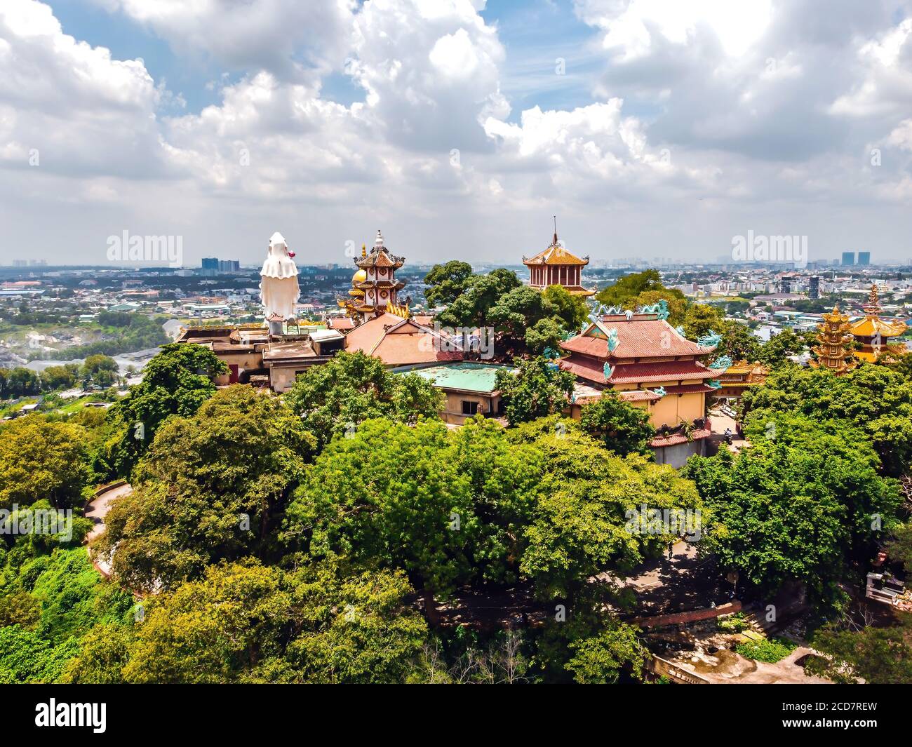 Vista aerea dell'architettura bodhisattva e drago doppio cielo nella pagoda di Chau Thoi, provincia di Binh Duong, Vietnam nel pomeriggio con il sole attraverso clou Foto Stock