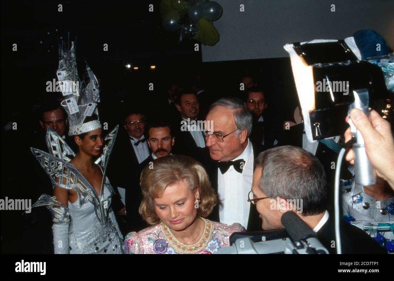 Bundeskanzler Helmut Kohl und Ehefrau Hannelore kommen zum Ball des Sports 1993 in den Rhein-Main-Halln a Wiesbaden, Deutschland 1993. Foto Stock