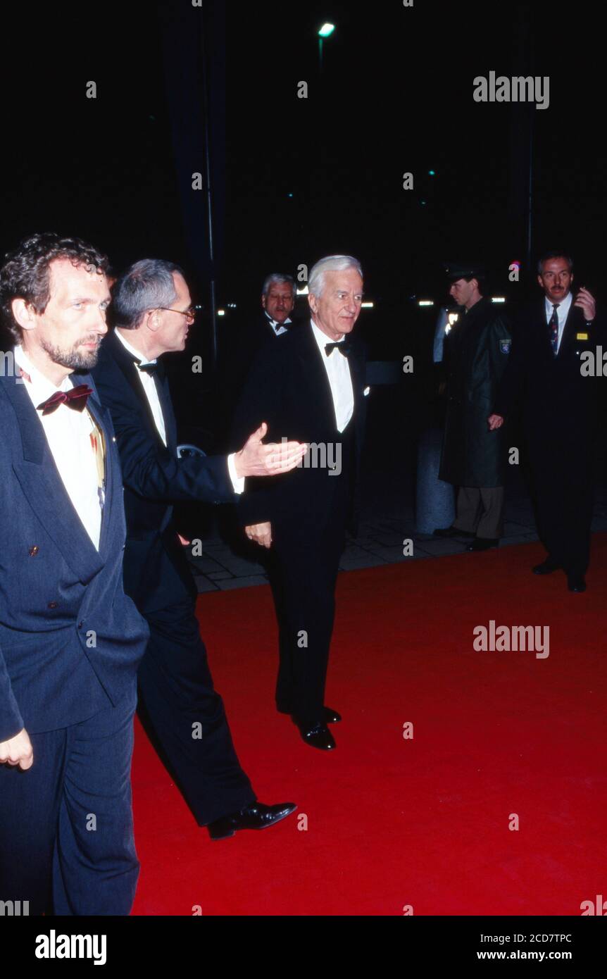 Bundespräsident Richard von Weizsäcker kommt zum Ball des Sports 1993 in den Rhein-Main-Halln in Wiesbaden, Deutschland 1993. Foto Stock