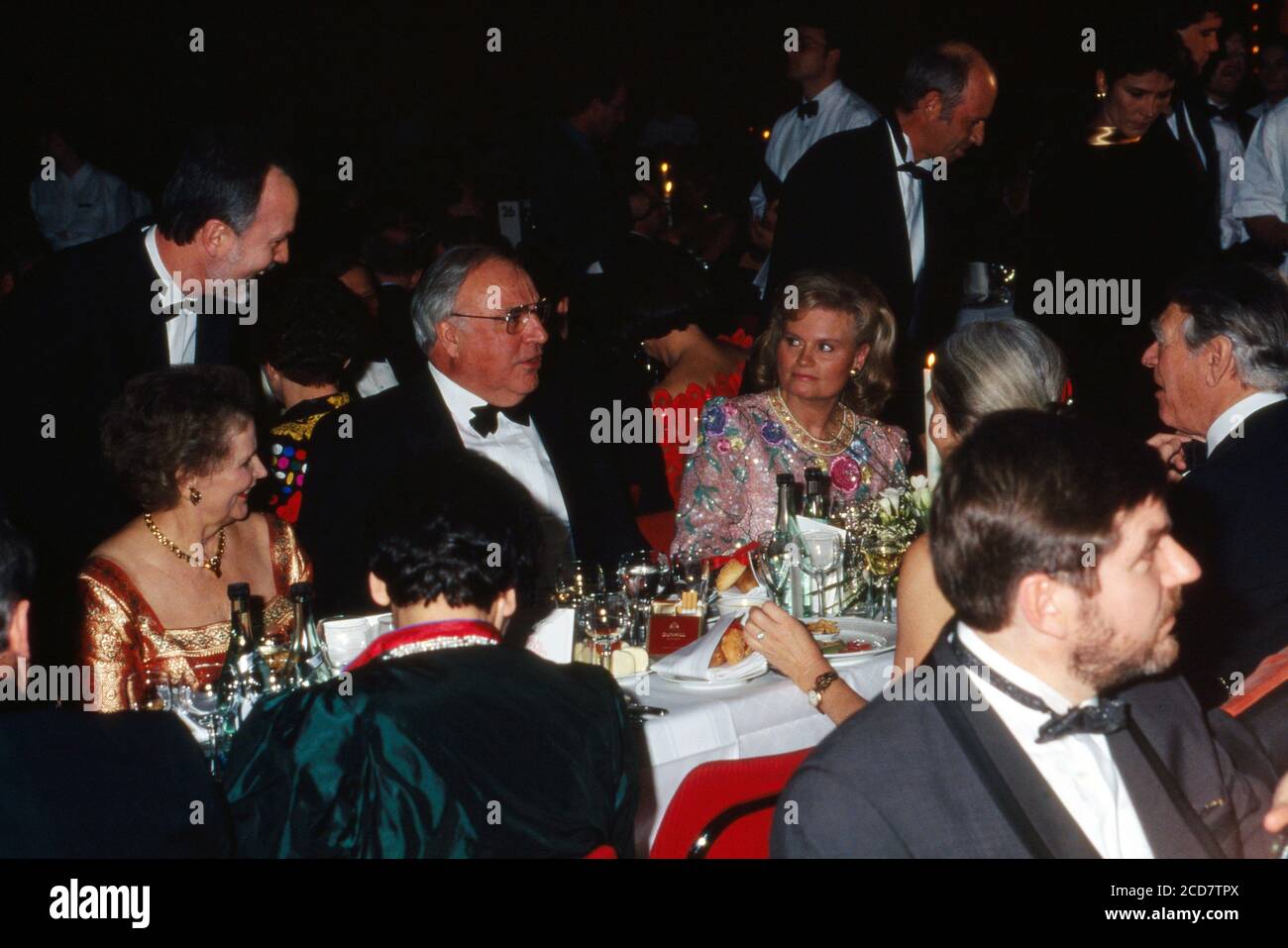 Bundeskanzler Helmut Kohl mit Ehefrau Hannelore auf dem Ball des Sports 1993 in den Rhein-Main-Halln in Wiesbaden, Deutschland 1993. Foto Stock