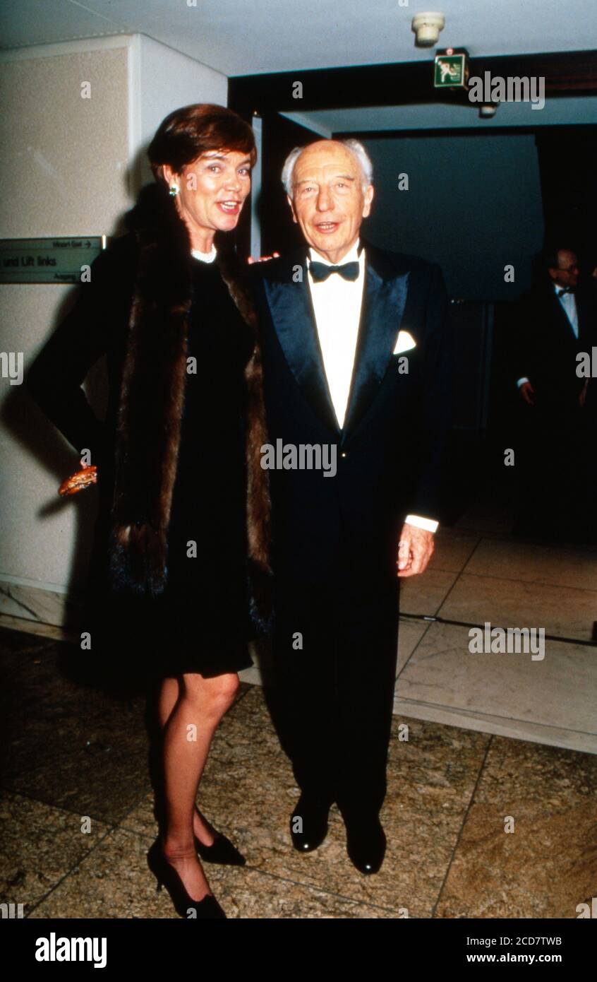 Altbundespräsident Walter Scheel mit Ehefrau Barbara auf dem Frankfurter Opernball, Deutschland 1994. Foto Stock