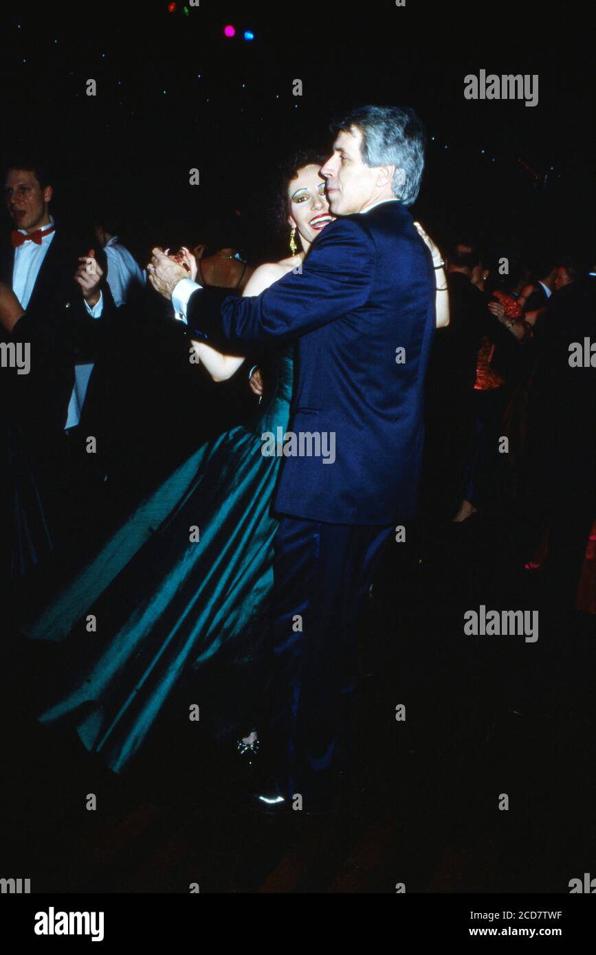 Fernsehmoderator Alexander Niemetz und Ehefrau Cordula tanzen auf dem Frankfurter Opernball, Deutschland 1994. Foto Stock