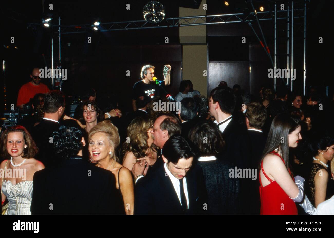 Gäste auf dem Frankfurter Opernball, Deutschland 1994. Foto Stock