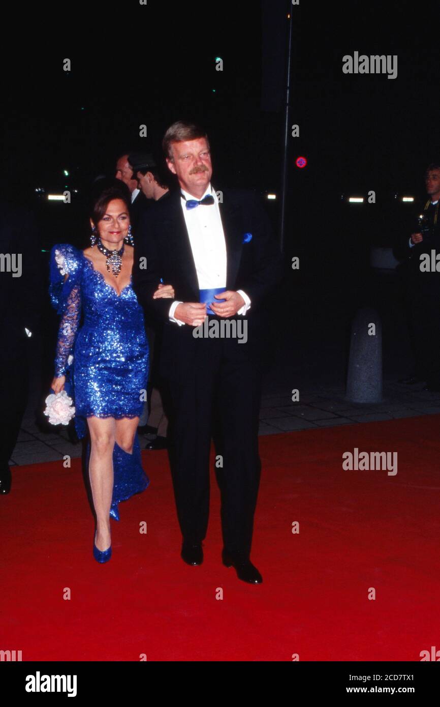 Manfred Lahnstein und Ehefrau Sonja auf dem roten Beim Ball des Sports 1993 in den Rhein-Main-Halln in Wiesbaden, Deutschland 1993. Foto Stock