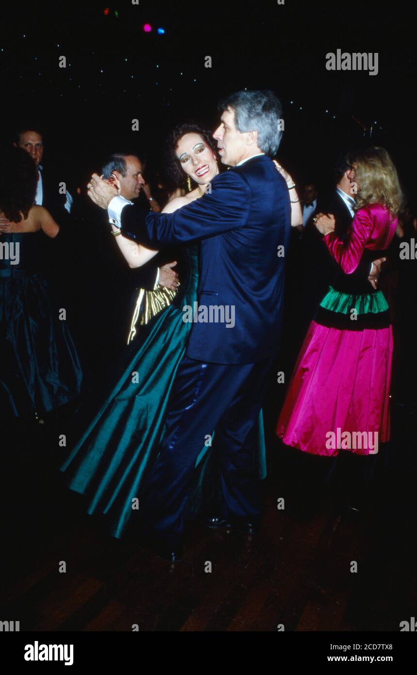 Fernsehmoderator Alexander Niemetz und Ehefrau Cordula tanzen auf dem Frankfurter Opernball, Deutschland 1994. Foto Stock