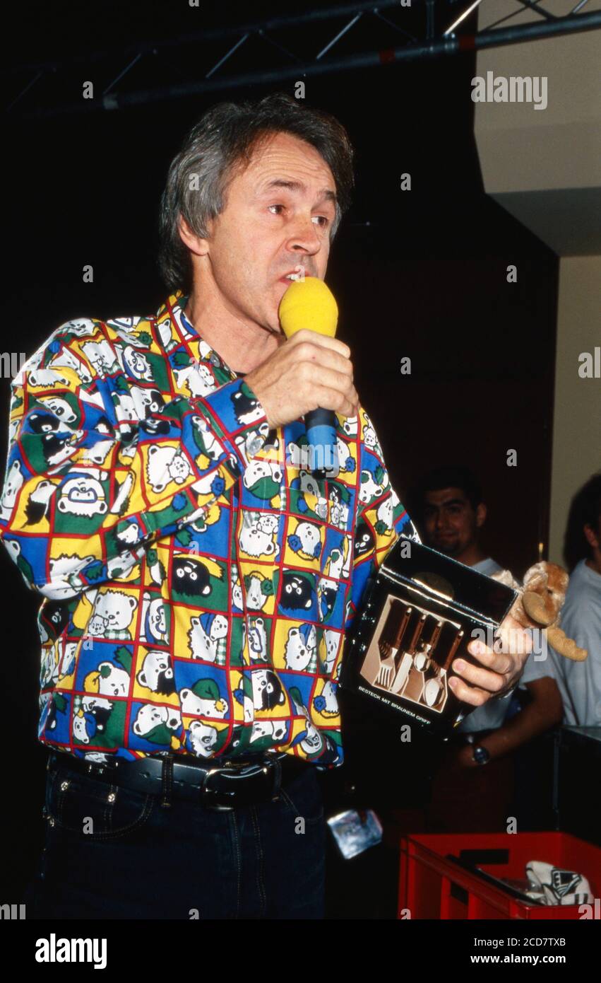 SWF-3-Radiomoderatore Elmar Hörig vertiilt Preise auf dem Frankfurter Opernball, Deutschland 1994. Foto Stock