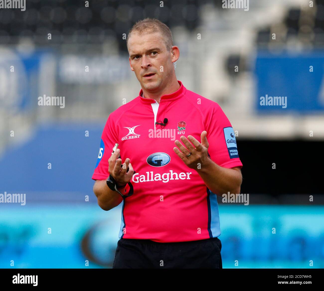 HENDON, Regno Unito, 26 AGOSTO: Referee Ian Tempest durante il Gloucester Premiership Rugby tra Saracens e Gloucester allo stadio Allianz Park, Hend Foto Stock