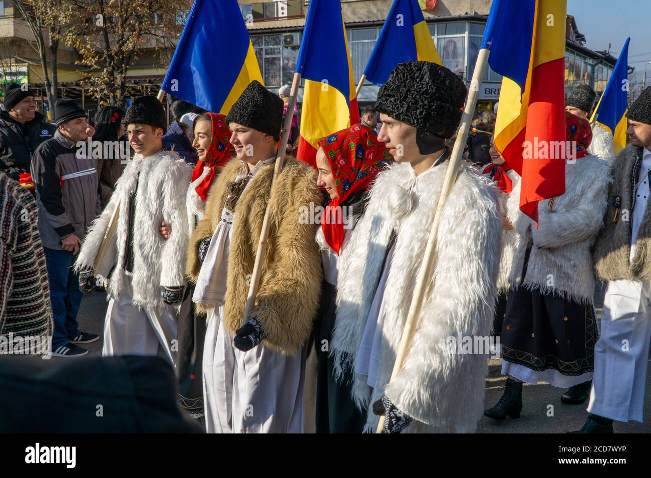 Alba Iulia, Romania - 01.12.2018: Giovani che portano bandiere rumene alla celebrazione della Giornata Nazionale Foto Stock