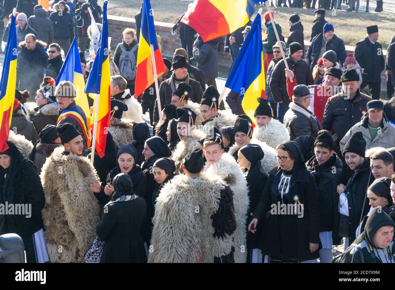 Alba Iulia, Romania - 01.12.2018: Giovani vestiti con abiti tradizionali e con bandiere rumene Foto Stock