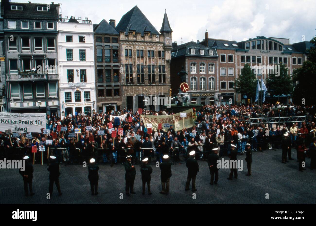 Protestkundgebung vor dem Rathaus anläßlich der Verleihung des Karlspreises der Stadt Aachen an Tony Blair am 13. Maggio 1999. Foto Stock