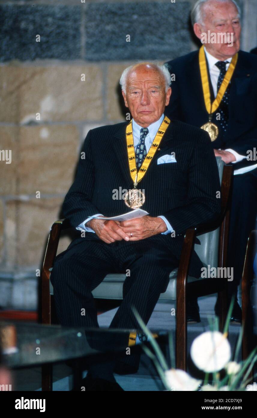 Altbundespräsident Walter Scheel bei der Feierstunde anläßlich der Verleihung des Karlspreises der Stadt Aachen an Tony Blair am 13. Maggio 1999. Foto Stock
